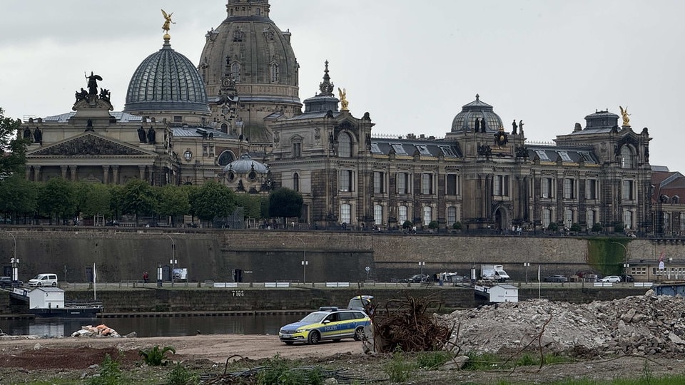 Leichte Sprache: In der Stadt Dresden an der Carola-Brücke ist noch eine alte Bombe gefunden worden