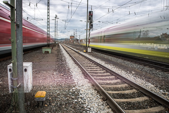 BPOL-HB: 87-Jähriger am Bahngleis: Schnellbremsung vom Lokführer, Bundespolizei warnt: Lebensgefahr!