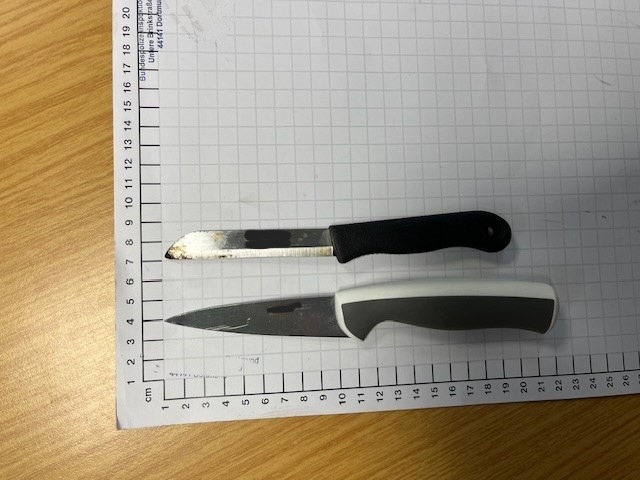 BPOL NRW: Hauptbahnhöfe Hagen und Essen: Bundespolizei stellt mehrere Messer und einen Teleskopschlagstock sicher.