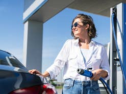 Frau an einer Wasserstoff-Tankstelle
