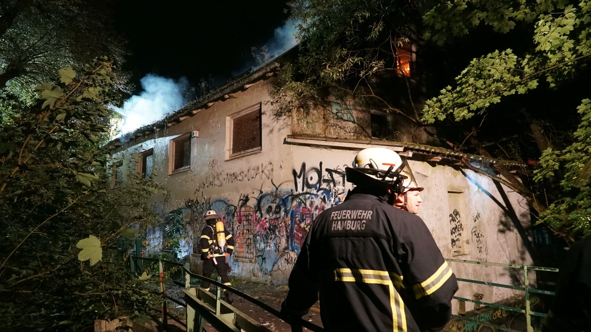 Brand in einer Lackfabrik: Die Feuerwehr war in Hamburg mehrere Stunden vor Ort.