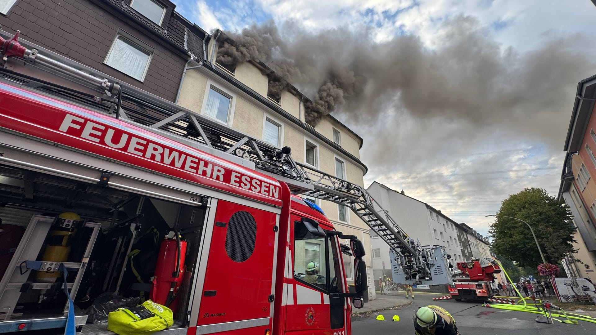 Brand in Essen-Altendorf am Dienstagabend: Die Feuerwehr war mit vielen Einsatzkräften im Einsatz.