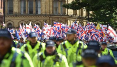 Demonstranten fordern „Remigration“ – Zusammenstöße in Manchester und London