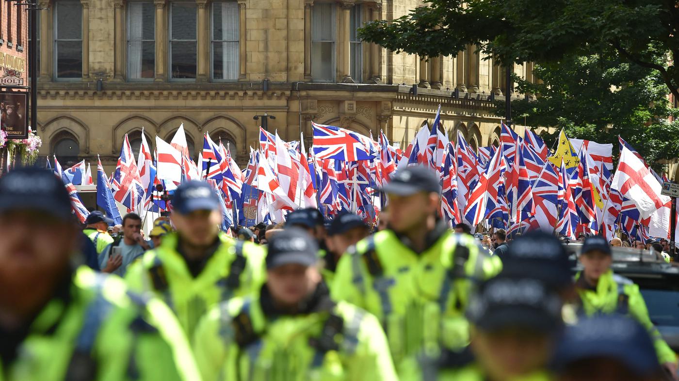 Demonstranten fordern „Remigration“ – Zusammenstöße in Manchester und London