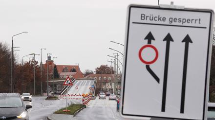Nun ist auch die Straße unter der Brücke gesperrt