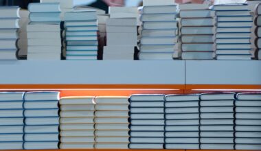 In einem Regal liegen Stapel von Büchern. Es ist ein Foto von einer Buchmesse.