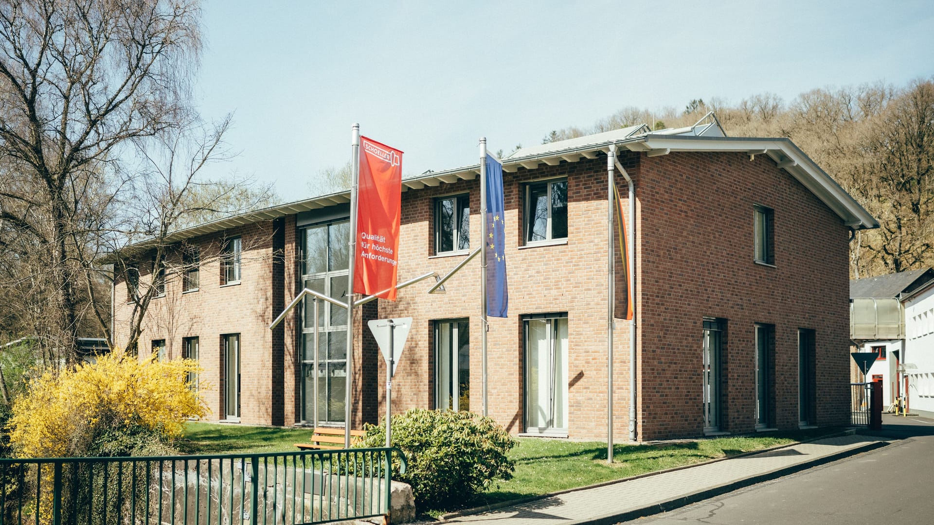 Bürogebäude vom Schoeller Werk mit Produktionshalle dahinter: Die Gebäude von Schoeller verteilen sich über den ganzen Eifelort.