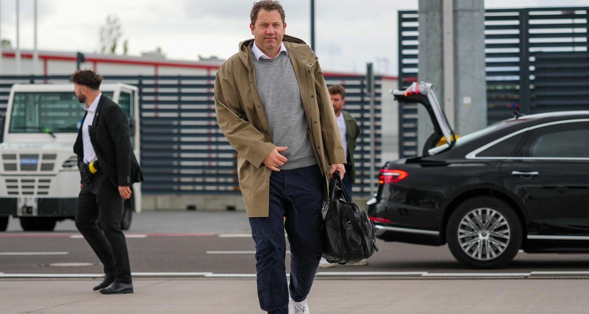 Lars Klingbeil (SPD), Bundesminister der Finanzen, kommt zum Abflug nach Washington D.C. auf dem militärischen Teil des Flughafens Berlin-Brandenburg (BER) an.