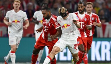 Szene aus dem Bundesliga-Auftaktspiel Bayern München gegen Leipzig; Spieler beider Mannschaften kämpfen um den Ball.