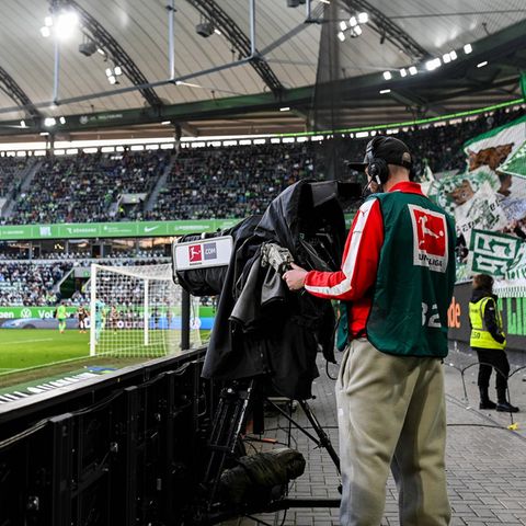Ein Kameramann bei einem Spiel des VfL Wolfsburg in der Fußball-Bundesliga