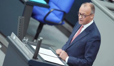 Bundeskanzler Friedrich Merz (CDU) spricht in der Generaldebatte zum Haushalt im Plenum des Bundestags.