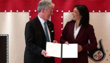 Bundeswirtschaftsministerin Reiche und der kanadische Energieminister Hodgson halten gemeinsam ein Schriftstück fest und lachen sich an.