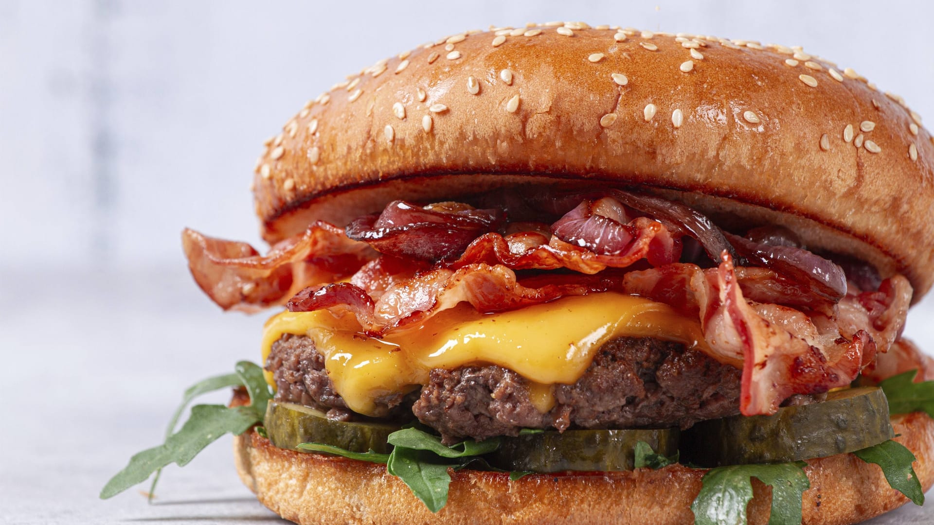 Burger auf einem Tisch (Symbolfoto): Ein Burgerladen aus Düsseldorf ist in das Visier von Lebemsmittelkontrolleuren geraten.