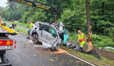 Autounfall bei Aachen - 25-Jähriger fährt mit Auto gegen Baum - Lebensgefahr - Panorama