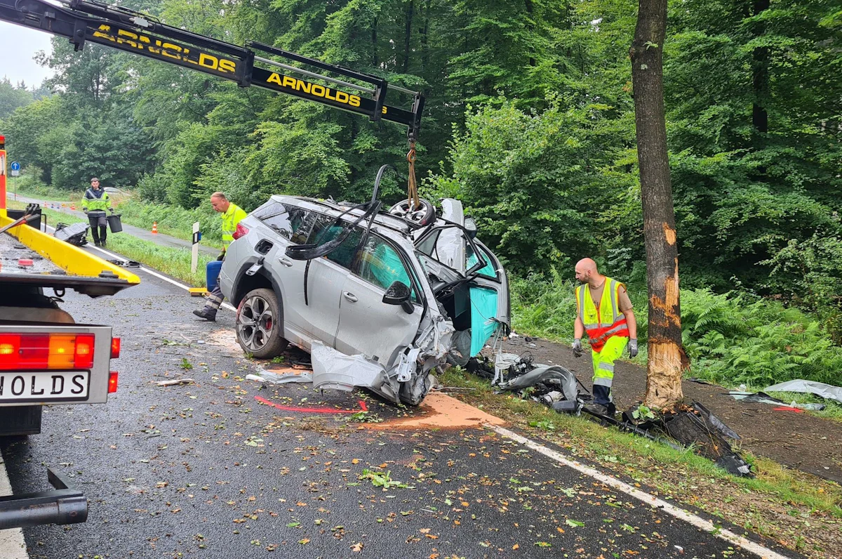 Autounfall bei Aachen - 25-Jähriger fährt mit Auto gegen Baum - Lebensgefahr - Panorama