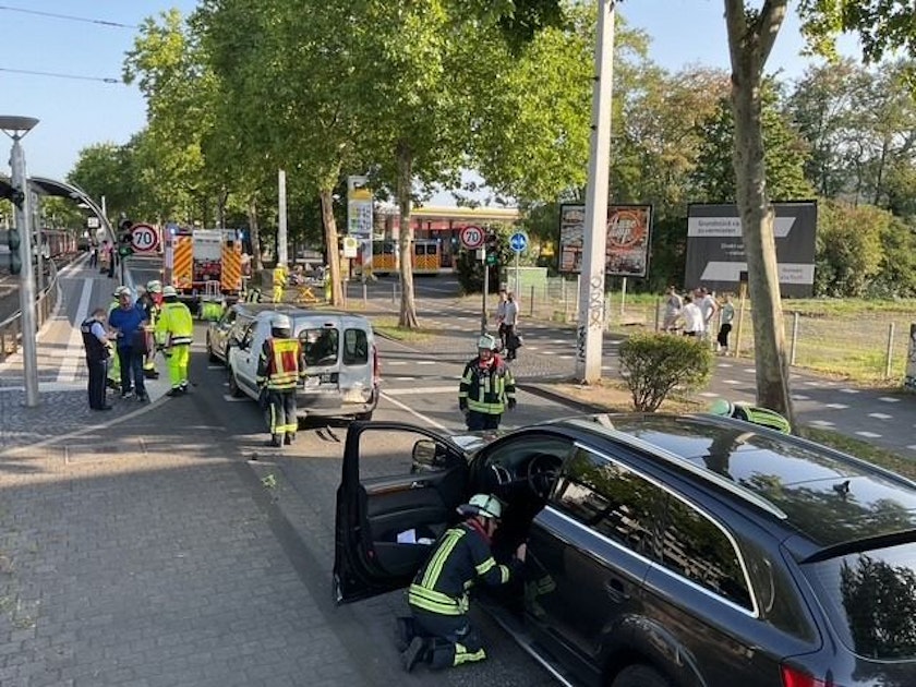 Großeinsatz in Bonn: Bundesstraße nach Crash gesperrt