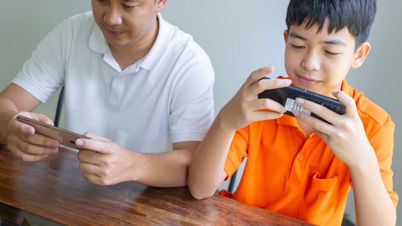 Japan: Experten warnen vor erworbenem Schielen durch Smartphones | Leben & Wissen