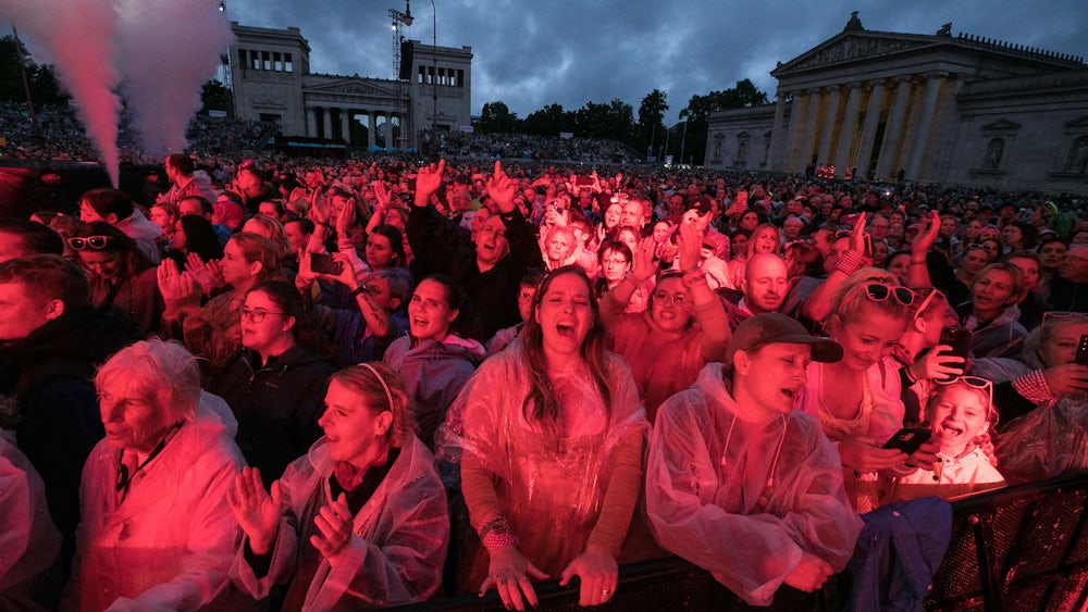 Zwei Stunden hat das Publikum trotz des schlechten Wetters Andreas Gabalier auf dem Königsplatz ausgelassen gefeiert.