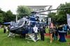 Ein Hubschrauber der Bundespolizei steht am Tag der offenen Tür der neuen Bundesregierung vor dem Kanzleramt.
