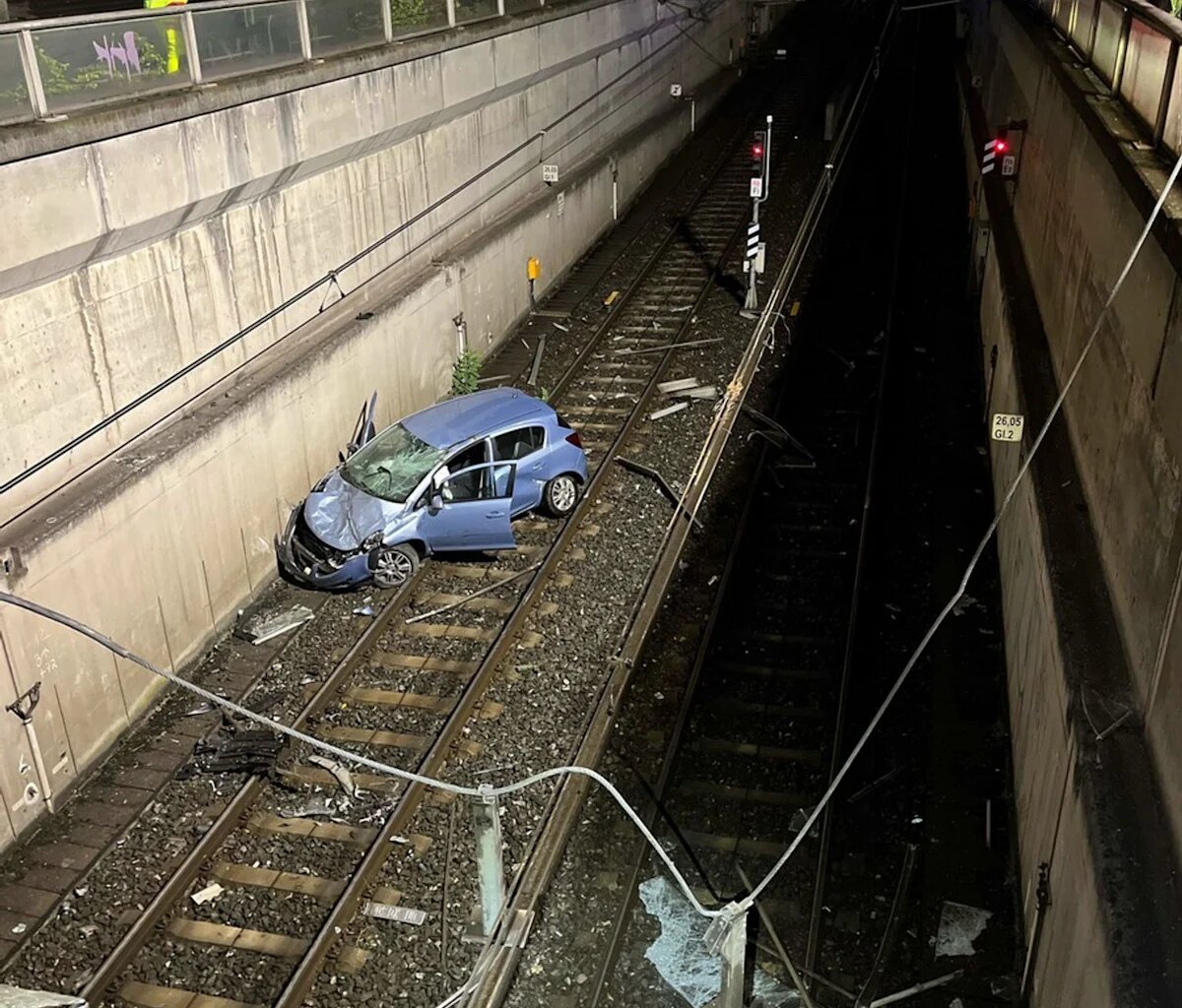 Duisburg - Auto stürzt in U-Bahn-Schacht - Panorama
