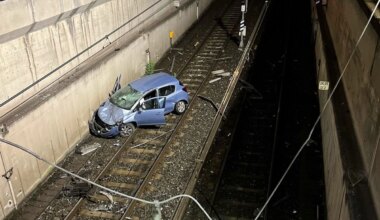 Duisburg - Auto stürzt in U-Bahn-Schacht - Panorama
