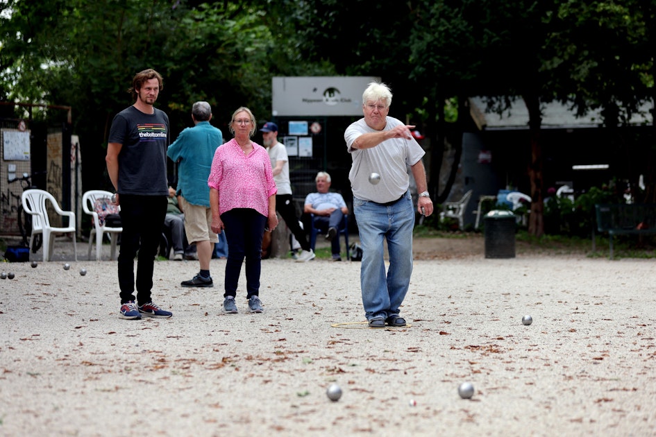 Boule in Köln: Was am Zielen mit der Kugel so fasziniert