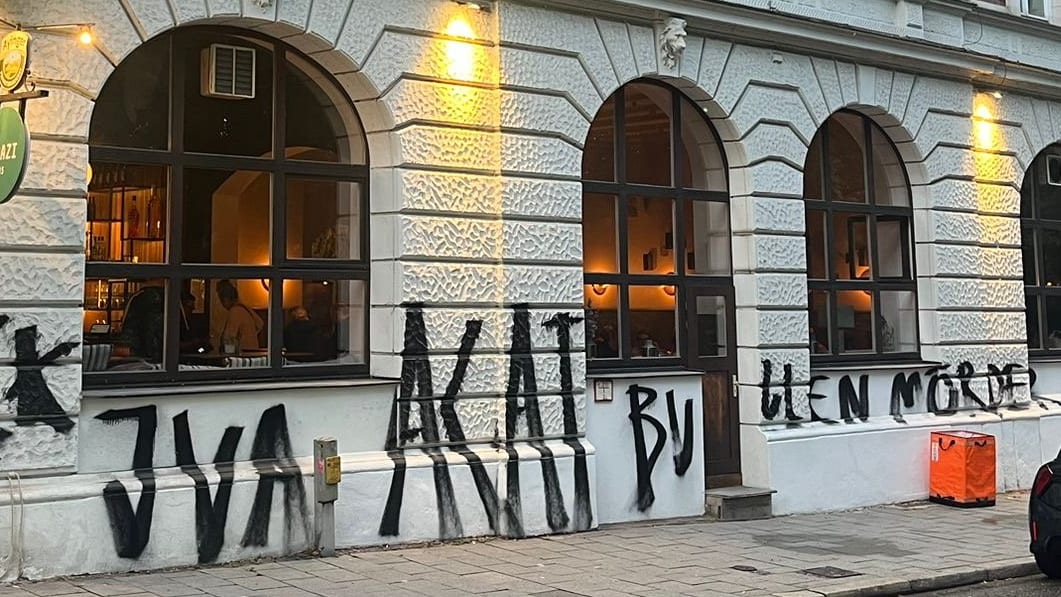München: Beliebtes Restaurant mit Anti-Polizei-Graffiti beschmiert | Regional