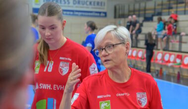 Ines Seidler weiß um die fehlende Tiefe auf Unions Kreisposition, vor allem wenn eine Spielerin, wie zuletzt Lucy Strauchmann (l.), mal ausfällt.