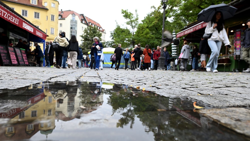 Überall in der Stadt gibt es Pfützen, die so groß wie Seen sind. Im Bild: der Viktualienmarkt.
