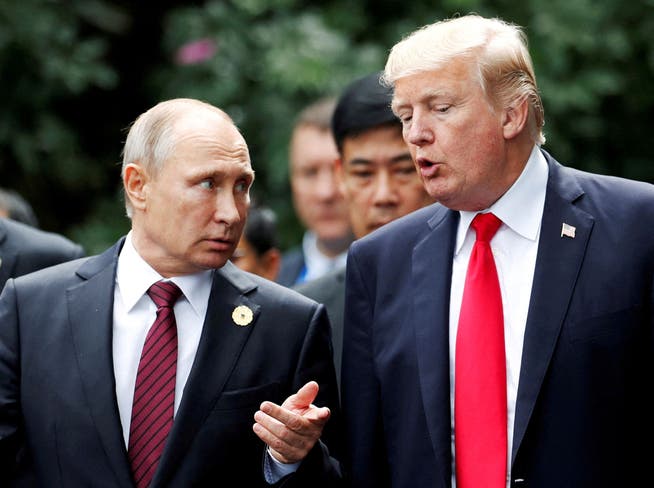 Der amerikanische Präsident Donald Trump und sein russischer Amtskollege Wladimir Putin bei einem Treffen im November 2017 in Vietnam.