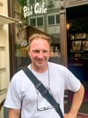 Stadtführer Roman Stefka vor dem Petit Café.
