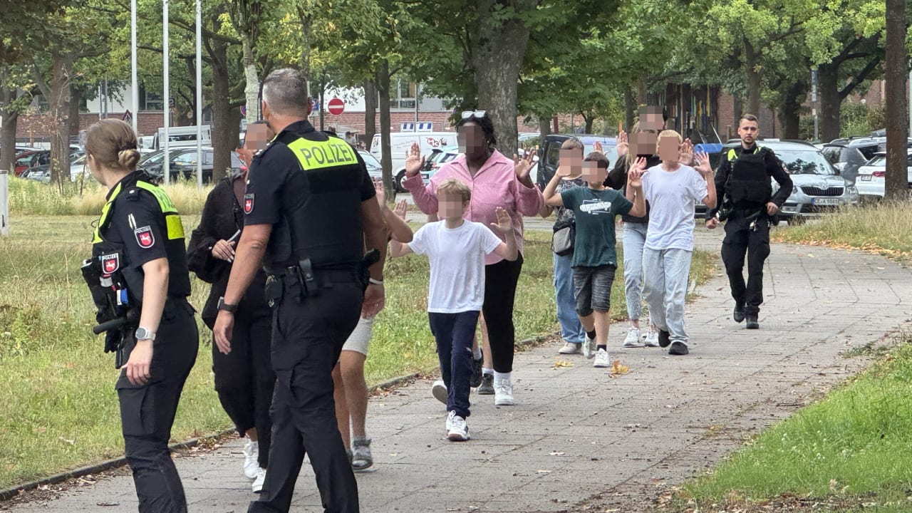 In Hannover: Polizei räumt Schule nach Fehlalarm | Regional