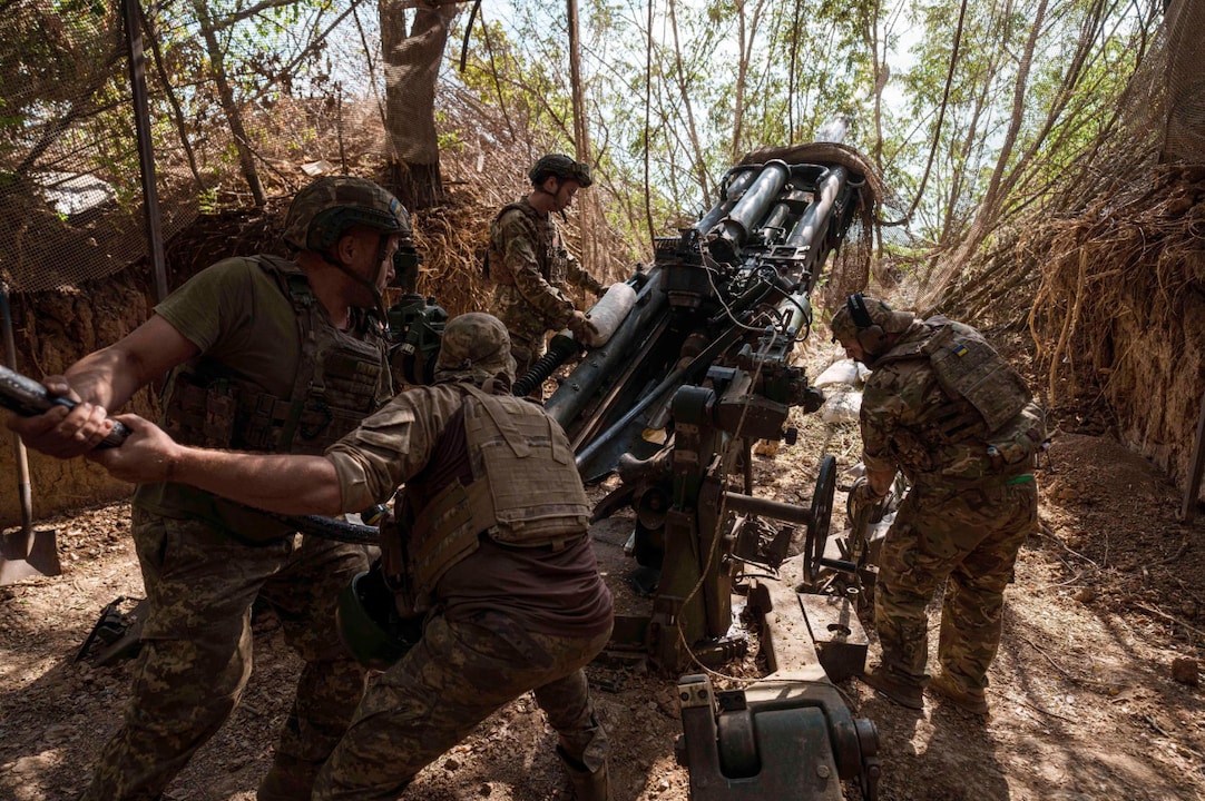 Ukrainische Soldaten bedienen ein Geschütz an der Front. An einen baldigen Frieden glauben nur wenige.