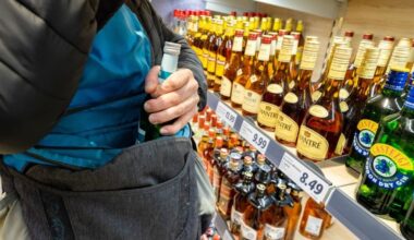 Diebische Familie in Neusässer Supermarkt: Personal bedroht und beleidigt