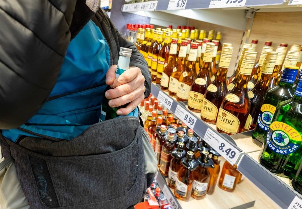 Diebische Familie in Neusässer Supermarkt: Personal bedroht und beleidigt