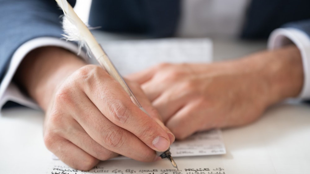 Eine Thora kann nur in Handschrift gefertigt werden - auf Pergament mit einer Gänsefeder und Tinte geschrieben.
