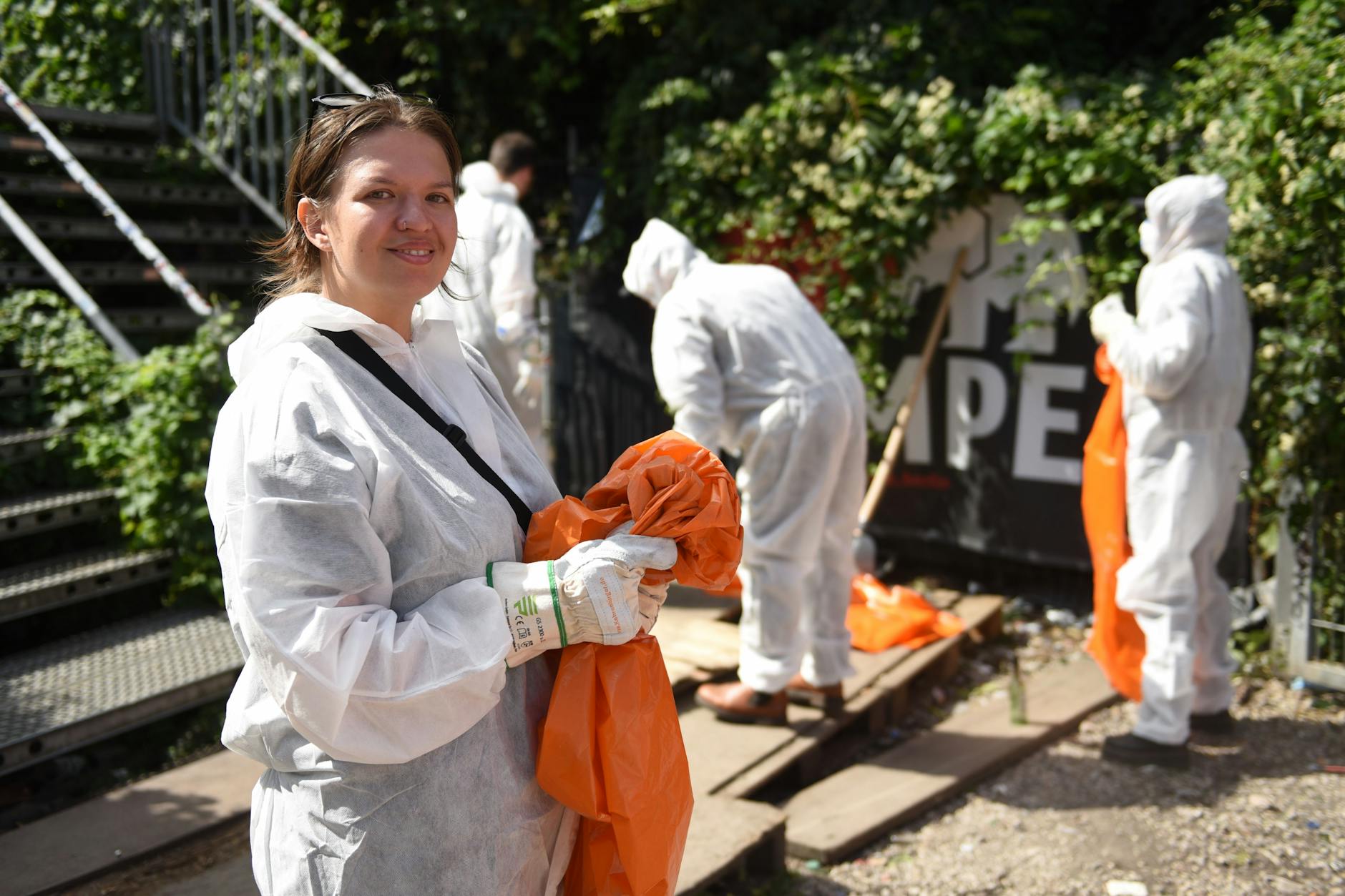 Valeriia Tantcyreva, 30, steht zwischen Müllsäcken und koordiniert die Aufräumaktionen. Die Gründerin von SauBer hat aus einer spontanen Einzelaktion eine Bewegung gemacht, die inzwischen über 1000 Menschen mobilisiert.