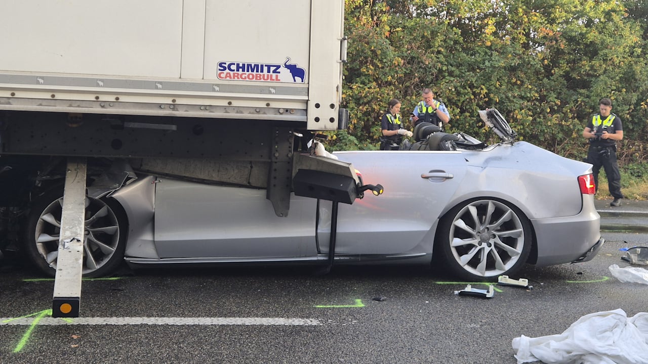 Tödlicher Unfall auf A 1 bei Köln: Audi-Fahrer rast an Stauende unter Lkw | Regional
