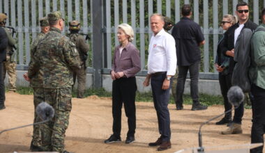 Premier Donald Tusk und EU-Kommissionsprsidentin Ursula von der Leyen auf dem Weg zur Pressekonferenz an der polnisch-belarussischen Grenze in Ozierany Małe, 31.08.2025.