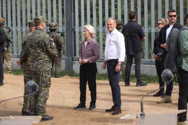 Premier Donald Tusk und EU-Kommissionsprsidentin Ursula von der Leyen auf dem Weg zur Pressekonferenz an der polnisch-belarussischen Grenze in Ozierany Małe, 31.08.2025.
