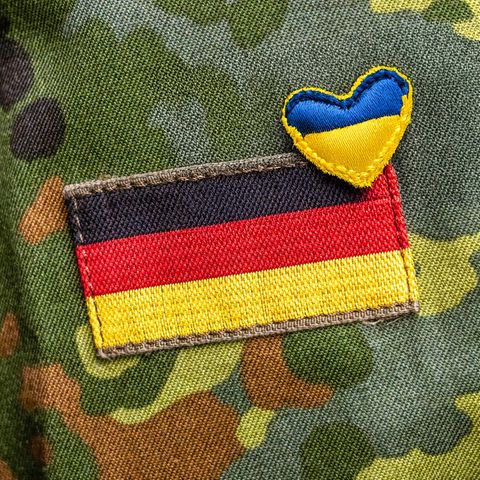 Ein Herz in den Farben der Ukraine ist auf eine Bundeswehruniform genäht