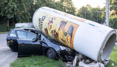 Salzgitter: Opel kracht gegen Litfaßsäule und wird von dieser voll erwischt
