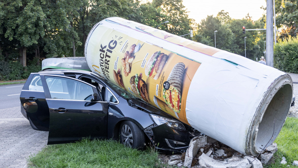 Salzgitter: Opel kracht gegen Litfaßsäule und wird von dieser voll erwischt