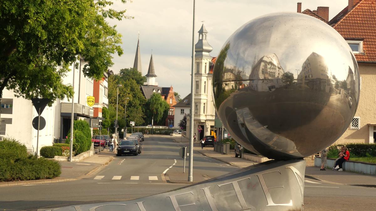 Herford bietet eine besondere Attraktion: Die glänzende Kugel!