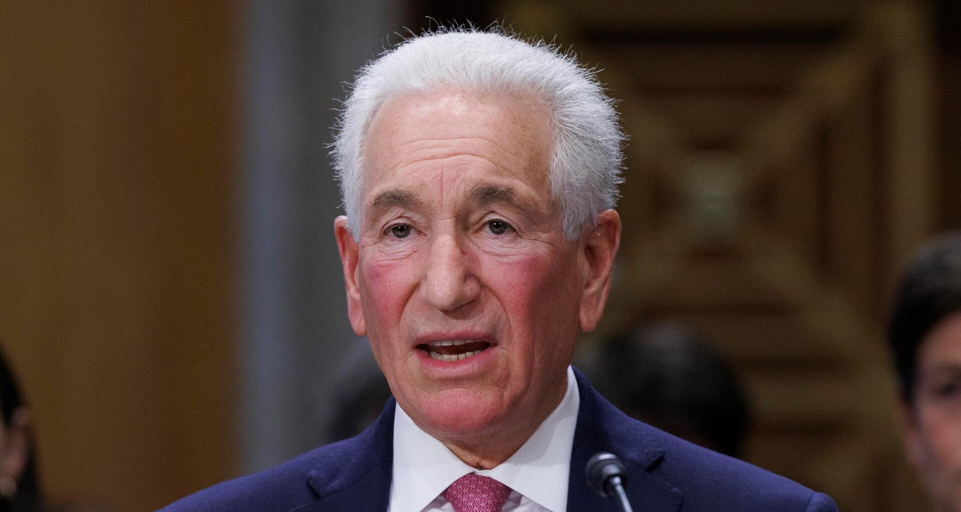 Charles Kushner spricht in ein Mikrofon.