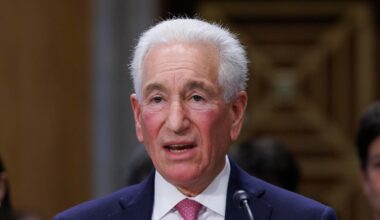 Charles Kushner spricht in ein Mikrofon.