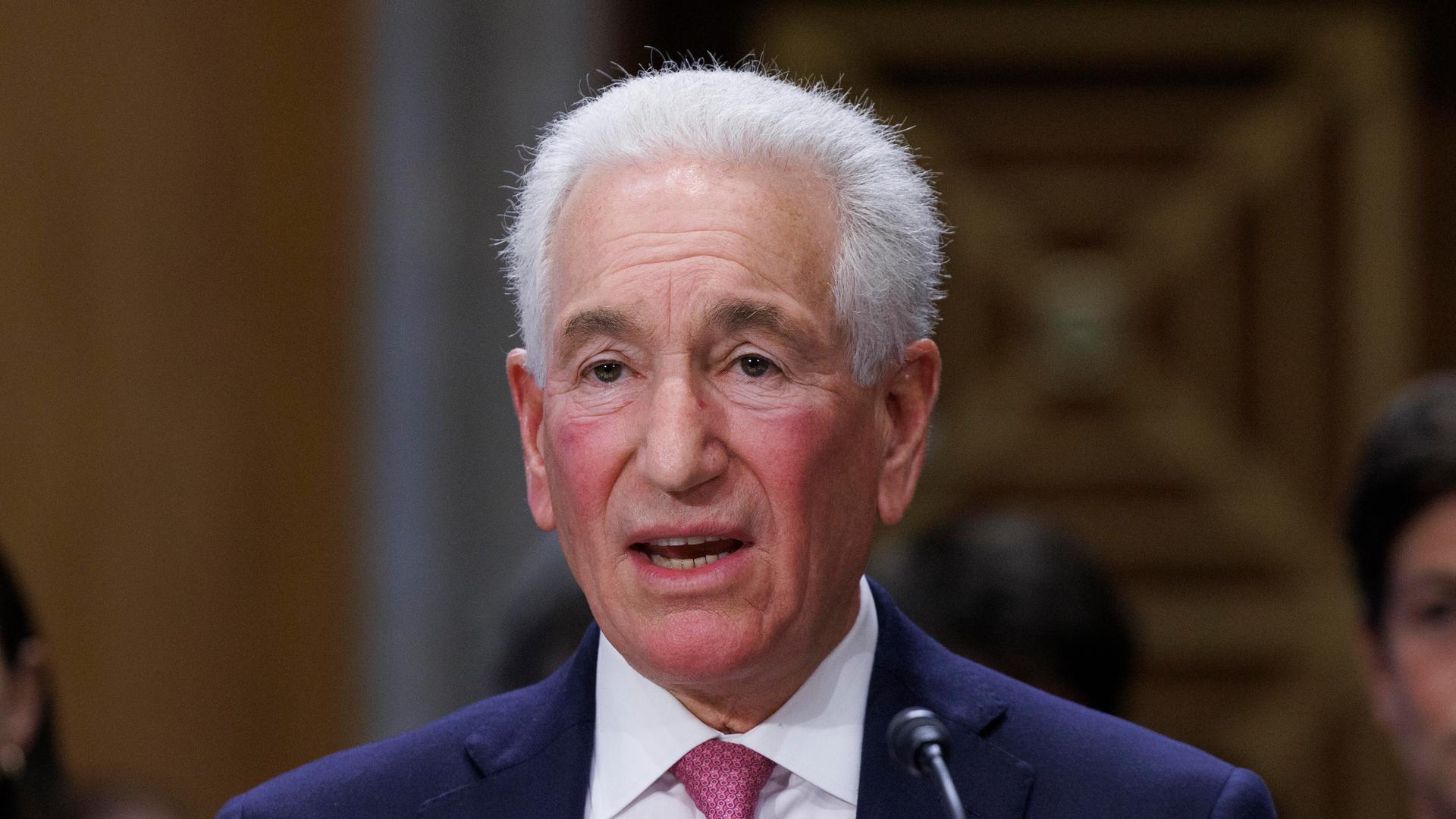 Charles Kushner spricht in ein Mikrofon. 