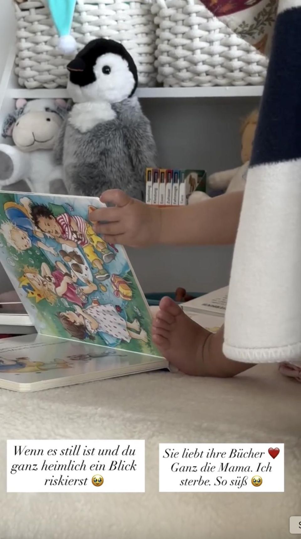 Christina Hänni filmt ihre einjährige Tochter mit einem Kinderbuch