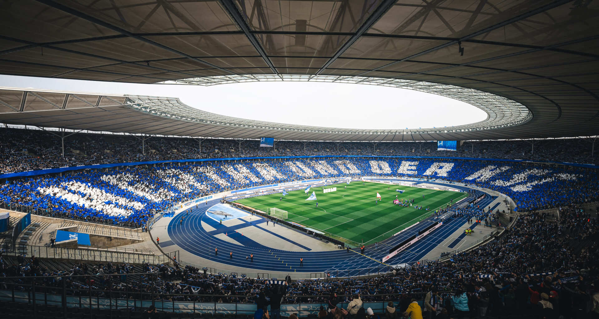 Eine Choreo im Olympiastadion der Fans von Hertha und des KSC.