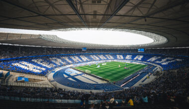 Eine Choreo im Olympiastadion der Fans von Hertha und des KSC.